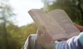 H ανάγνωση ενός βιβλίου έστω για μισή ώρα την ημέρα μειώνει τον κίνδυνο πρόωρου θανάτου