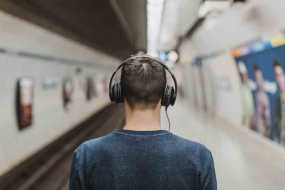 Καμπανάκι κινδύνου για τους εφήβους: Πόσο κακό κάνει η συχνή χρήση ακουστικών