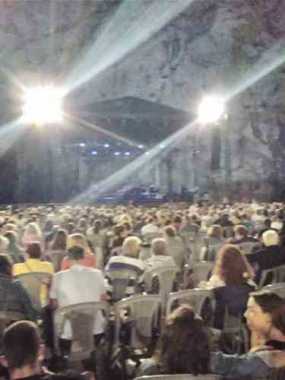 Η συναυλία του Γιώργου Νταλάρα και του Γιάννη Κότσιρα στο Θέατρο Βράχων Μελίνα Μερκούρη και Άννας Συνοδινού