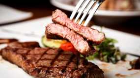 «Το κρέας βλάπτει σοβαρά την υγεία και το κλίμα» – Προειδοποιητικά μηνύματα στο κρέας όπως στα τσιγάρα;