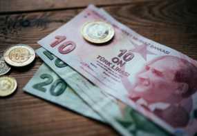 Καταρρέει η τουρκική λίρα – Το δολάριο έφτασε τις 30 λίρες