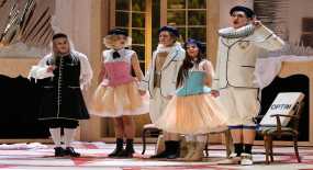 Η κωμική όπερα του Leonard Bernstein &quot;Candide&quot; σε μια παραγωγή του θεάτρου Pforzheim με την Ελληνίδα μεσόφωνο Άννα Αγάθωνος