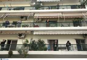 Άντρας σε αμόκ πετούσε από μπουκάλια μέχρι… τηλεόραση από το μπαλκόνι του στη Θεσσαλονίκη