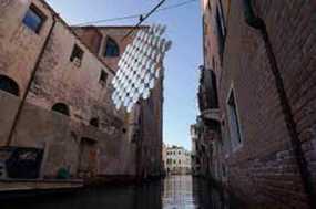Στη Βενετία η γιγαντιαία εγκατάσταση «Slow Lens»