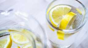 Πέντε λόγοι για να πίνετε νερό με λεμόνι κάθε πρωί