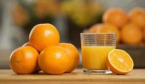 Δύο ποτήρια φρέσκο χυμό πορτοκάλι πρέπει να πίνουν οι άνω των 60