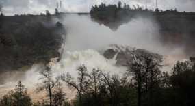 Μαζική εκκένωση περιοχών στην Καλιφόρνια λόγω κινδύνου υπερχείλισης φράγματος