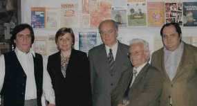 -Απρίλιος 2003. Ελληνοδιεθνής Έκθεση Πολιτιστικών Περιοδικών στο Ευρωπαϊκό Κέντρο Τέχνης. Ο Αντώνης Κούρος (δεύτερος από δεξιά) με τον Δημοσθένη Κούκουνα, τον Ευάγγελο Ανδρέου και τη δημοτική σύμβουλο Παιανίας Βάσω Μπαλαούρα. 