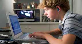 Τι παθαίνουν τα παιδιά που κάθονται συνέχεια στην τηλεόραση και τον υπολογιστή σύμφωνα με έρευνα