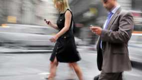 Κινητό και στο δρόμο -Ερευνα για τα νέα ζόμπι των smartphones