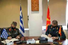 Έπεσαν οι υπογραφές για στρατιωτική συνεργασία μεταξύ Ελλάδας και Βόρειας Μακεδονίας το 2021
