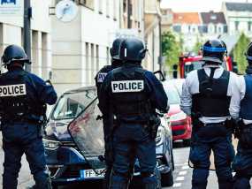 Ποινές φυλάκισης με αναστολή σε τρεις αστυνομικούς στη Γαλλία για υπερβολική βία κατά τη σύλληψη νεαρού μαύρου το 2017