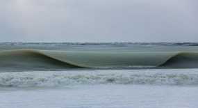 Απίστευτες εικόνες: Τα κύματα πάγωσαν ενώ &quot;έσκαγαν&quot; στην ακτή