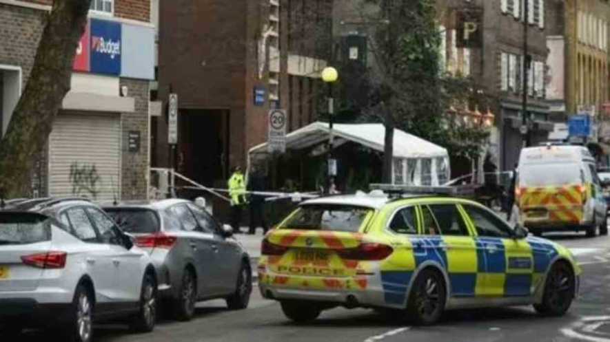 Όχημα εν κινήσει άνοιξε πυρ μπροστά από εκκλησία στο Λονδίνο: Έξι τραυματίες – Σε κρίσιμη κατάσταση μία 7χρονη