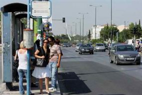 Οι Έλληνες χάνουν τον χρόνο τους στις στάσεις λεωφορείων