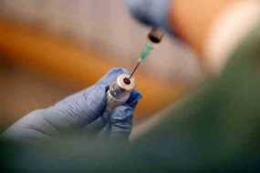 Κορονοϊός: Ο Οργανισμός Φαρμάκων και Τροφίμων εξετάσει την έγκριση τέταρτης δόσης του εμβολίου