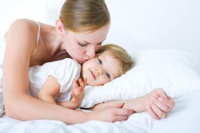 Γιατί τα φιλιά των γονέων… κάνουν καλό στα παιδιά