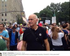 Ο Γιώργος Παπανδρέου διαδηλώνει στη Νέα Υόρκη