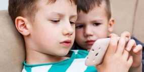 Παιδί και εθισμός στο κινητό τηλέφωνο: Πώς μπορούν να παρέμβουν εποικοδομητικά οι γονείς