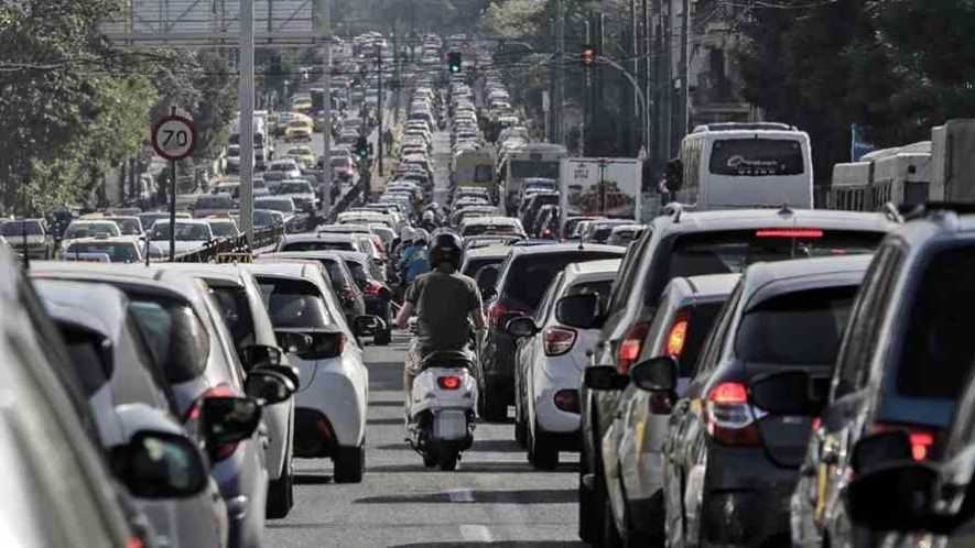 Κίνηση τώρα: Κολλημένοι οι οδηγοί στους μποτιλιαρισμένους δρόμους