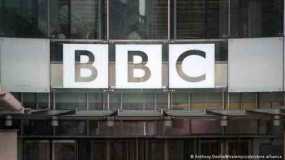 Η βρετανική κυβέρνηση «παγώνει» τη χρηματοδότηση του BBC για να προστατεύσει τους οικονομικούς πόρους των πολιτών