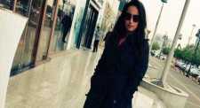 Σαουδική Αραβία: Φόρεσαν χειροπέδες στην κοπέλα που φωτογραφήθηκε χωρίς μπούρκα