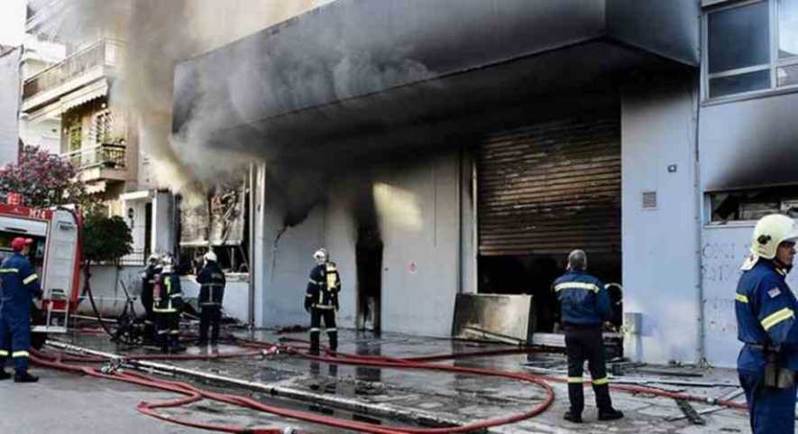 Φωτιά σε αποθήκη στο Περιστέρι - Ένας τραυματίας στο νοσοκομείο