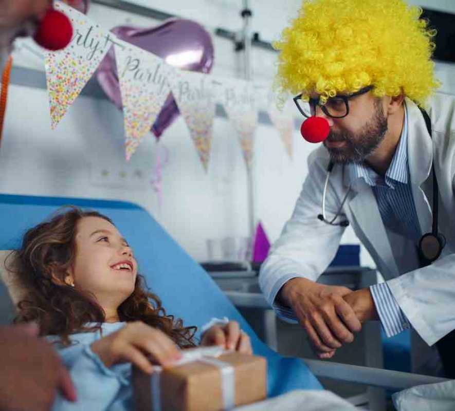 Φαντασία, αστεία, μουσική: Πώς οι κλόουν βοηθούν τους ασθενείς στα νοσοκομεία