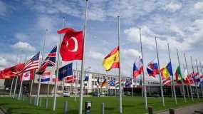 Μεσίστιες οι σημαίες στην έδρα του ΝΑΤΟ