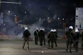 Θεσσαλονίκη: Επίθεση κουκουλοφόρων σε δυνάμεις των ΜΑΤ έξω από το ΑΠΘ [βίντεο]
