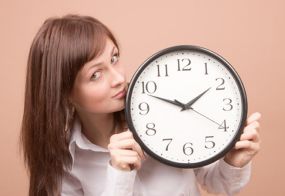 Το &quot;τικ-τοκ&quot; του ρολογιού ξυπνάει το βιολογικό ρολόι της γυναίκας