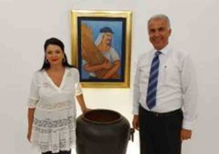 Η Αντιδήμαρχος Πολιτισμού της Κέρκυρας Χρυσούλα Τόμπρου με τον ιδρυτή του Τέχνης Φλόγα Σταύρο Δεληγγιάννη