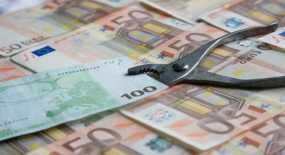 Έρχονται περικοπές σε κοινωνικά επιδόματα ύψους τουλάχιστον 200 εκατ. ευρώ για να κλείσει η αξιολόγηση