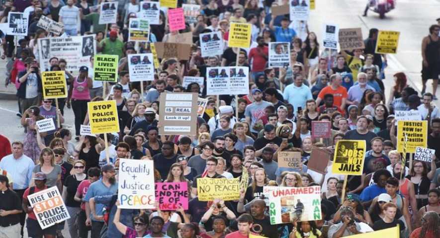 Χιλιάδες διαδήλωσαν στις ΗΠΑ ενάντια στην αστυνομική βία