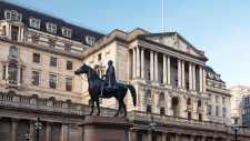 Μείωση των επιτοκίων εξετάζει η Τράπεζα της Αγγλίας