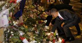 Ο Ομπάμα στο Μπατακλάν, άφησε ένα λουλούδι για τους νεκρούς