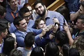 Πανικός για μια selfie με τον Τσίπρα -Επεσαν πάνω του όλοι οι μαθητές της Βουλής των Εφήβων