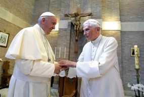 Ανησυχία για τον πρώην πάπα Βενέδικτο – Η απρόσμενη έκκληση του πάπα Φραγκίσκου