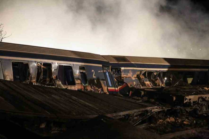 Σύγκρουση τρένων στα Τέμπη: «Υπάρχουν 44 νεκροί και ένας σάκος με διάσπαρτα μέλη»
