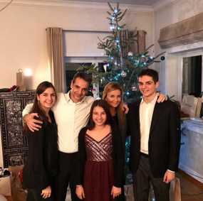 Η οικογενειακή φωτογραφία του Μητσοτάκη για τα Χριστούγεννα