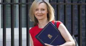 Βρετανία: Η επικεφαλής της διπλωματίας Λιζ Τρας ανακοινώνει την υποψηφιότητά της για τη διαδοχή του Μπόρις Τζόνσον