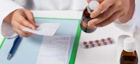 Τα προαπαιτούμενα του υπ.Υγείας: Δραστικές μειώσεις στις τιμές των φαρμάκων με ορίζοντα διετίας