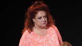 Η καθηλωτική Ελένη Κοκκίδου επιστρέφει στη θεατρική σκηνή ως Φλέρυ Νταντωνάκη