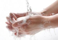 Γιατί επιβάλλεται να πλένετε τα χέρια σας με κρύο νερό