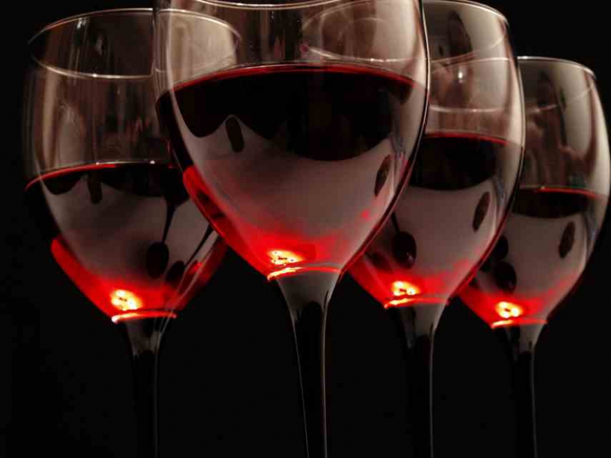Νέα έρευνα αμφισβητεί τα οφέλη του κόκκινου κρασιού
