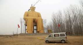 Γκρέμισαν το γιγαντιαίο «χρυσό» άγαλμα του Μάο επειδή ήταν αυθαίρετο