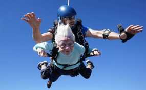 «Η ηλικία είναι απλώς ένας αριθμός» για μια 104χρονη που έκανε ελεύθερη πτώση με αλεξίπτωτο