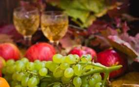 «Καταναλώστε φρούτα και πίνετε κρασί» λένε στους ηλικιωμένους οι ειδικοί για να μειώσουν τον κίνδυνο απώλειας μνήμης