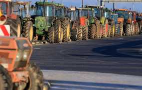 Με αναμμένες τις μηχανές περιμένουν οι αγρότες – Κλιμακώνουν τις κινητοποιήσεις τους