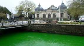 Γαλλία: Τα ποτάμια βάφτηκαν πράσινα